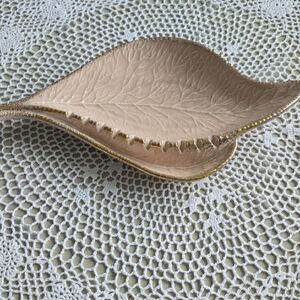 VINTAGE LEAF SHAPED ASHTRAY BY USA CALIF. ORIG. COMPANY